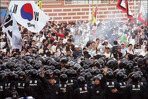 서울 삼청동에서 청와대 방향으로 진입하려던 집회 참가자들을 1일 아침 경찰이 밀어내며 강제 진압하고 있다.