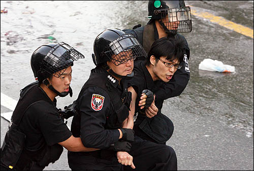 서울 삼청동에서 청와대 방향으로 진입하려던 집회 참가자들을 1일 아침 경찰이 강제연행하고 있다.