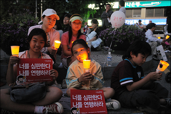 가족단위 참가자들 8시 1분. 서울시청 앞 광장. 이날 집회는 부모와 자녀들이 함께 집회에 참석한 경우가 매우 많았다. 미취학아동, 유모차 부대, 임산부도 눈에 띄었다. 유모차 부대의 시위행렬은 이날 집회의 진풍경 중 하나였다.