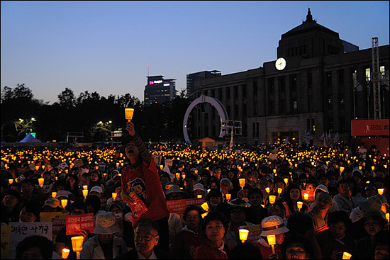 8시 11분. 서울시청 앞 광장. 서울 시내에 이렇게 많은 사람이 모인 것은 2006년 독일월드컵 이후로 처음인 듯하다. 시청 앞 광장이 가득 차고도 모자라 숭례문까지 대열이 이어졌다.