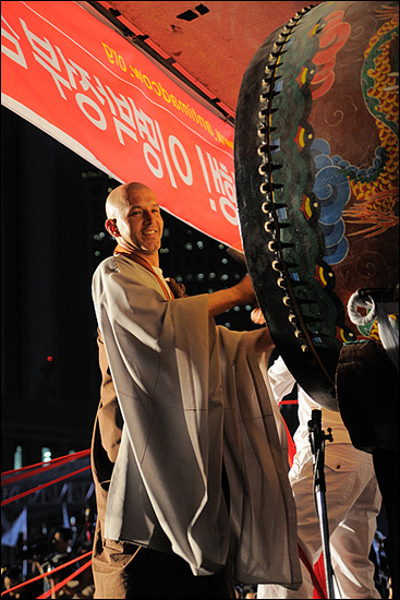8시 27분. 서울시청 앞 광장. 문화행사의 일환으로 화계사의 외국인 스님이 선보이는 법고 연주가 행해지고 있다. 수유리의 화계사는 외국인 스님들을 위한 국제선원으로 유명하다.