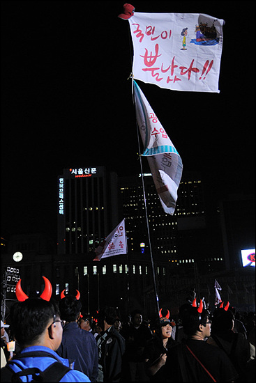 국민이 뿔났다! 8시 39분. 서울시청 앞 광장의 시위대. 드라마 제목을 패러디한 듯한 "국민이 뿔났다"는 구호가 많이 보인다. 이에 맞춰 붉은악마 야광뿔도 재등장했다.