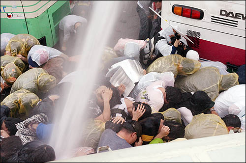 서울 삼청동에서 청와대 방향으로 진입하려는 집회 참가자들에게 1일 아침 경찰이 물대포를 쏘며 진압을 시도하고 있다.