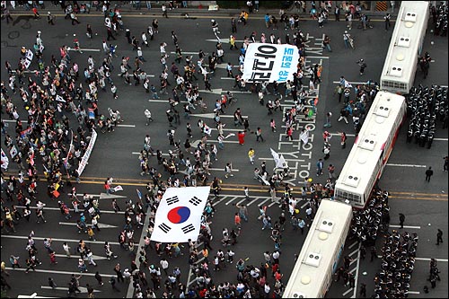 광우병위험 미국산쇠고기 수입반대 및 재협상 촉구 24차 촛불문화제가 열리는 31일 저녁 서울 태평로에서 '아고라' 네티즌과 시민, 학생들이 경찰바리케이트를 향해 행진을 벌이고 있다. 