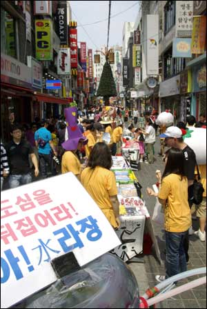 춘천마임축제가 한창인 지난 25일 사람들로 북적이는 춘천 명동 거리.