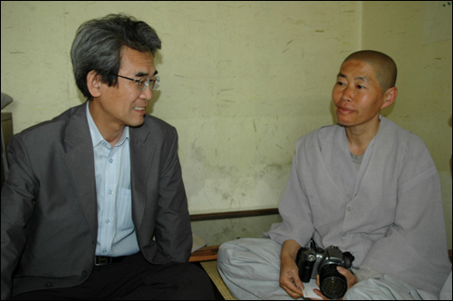 김종철 발행인이 공간초록에서 지율 스님과 이야기를 나누고 있다.