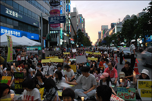 경찰도 '서울 경찰'과 '광주 경찰'은 다른가. 광주 경찰은 시민들의 평화로운 집회를 자극하지 않기 위해 만일의 사태를 대비하는 전투경찰 부대까지 시민들 눈에 띄지 않게 하고 있어 박수를 받고 있다.
