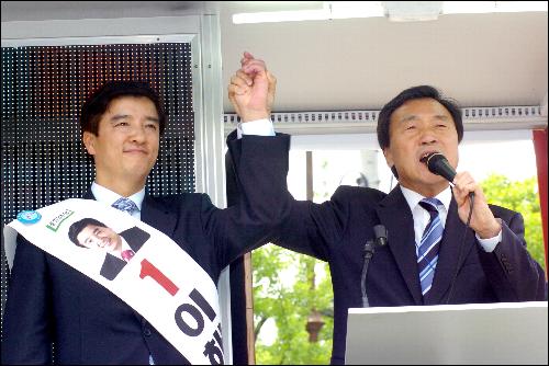 손학규 민주당 대표(오른쪽)가 5월 22일 서울 강동구청장 보궐선거에 출마한 이해식 후보 지지를 호소하고 있다.