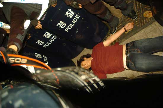 시위에 참가한 한 학생이 전경들에 둘러 싸인 채 쓰러져 있다.