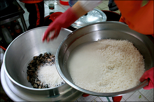 “잘게 썬 전복을 참기름에 따글따글 볶다가 불린 쌀하고 멥쌀하고 넣고 물을 부어 끓여요. 내장을 넣고 더 끓여서 소금간해서 고명으로 당근과 양파를 썰어 넣어요.”

