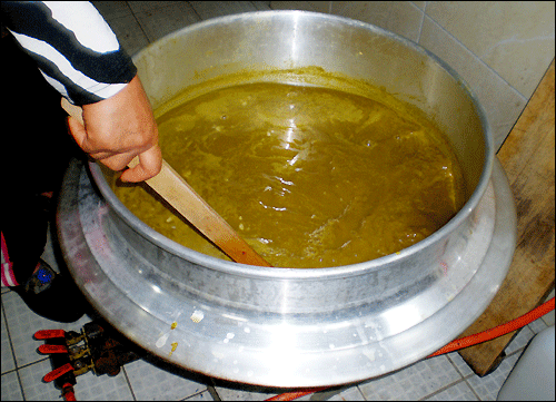 물을 붓고 나무주걱으로 저어가면서 끓이다가 쌀이 적당히 퍼지면 전복내장을 넣고 끓인다. 소금으로 간을 한다. 