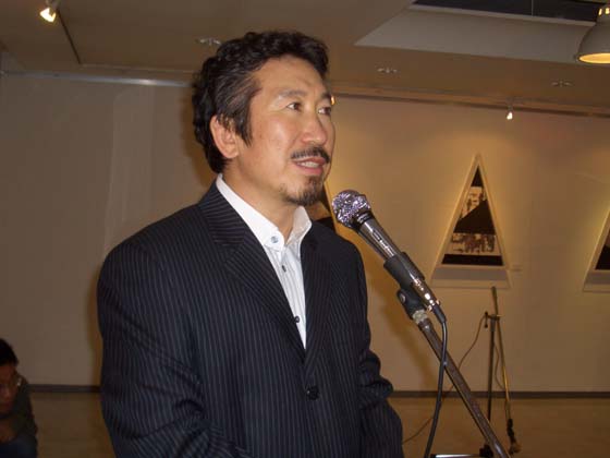 지난 2007년 10월 'SEOUL+COLOR+TOKYO(-Frame in Frame-)' 부부전시회에서 인사말을 하고 있는 조 작가.