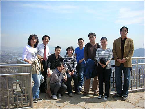 한국국가기록연구원에서 근무하는 연구원들이 근처 산에 올라 사진을 찍었다.