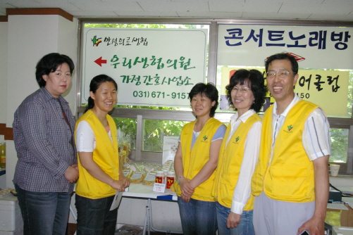 지난 5월 31일에 실시한 무점포 오픈식에서 판매를 담당하는 회원들과 김영향 대표가 한자리에 섰다. 