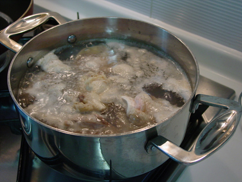 고기를 끓이는 동안 거품을 걷어냅니다.