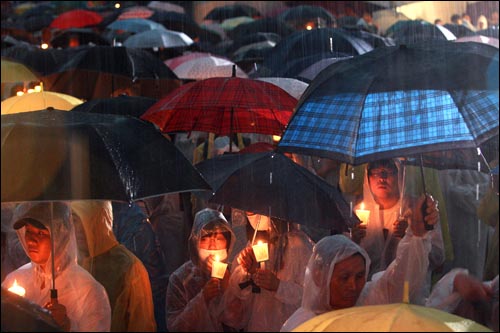 광우병위험 미국산 쇠고기 수입반대 및 재협상을 촉구하는 26차 촛불문화제가 2일 저녁 서울시청앞 광장에서 폭우가 쏟아지는 가운데 열리고 있다.