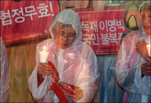 광우병위험 미국산 쇠고기 수입반대 및 재협상을 촉구하는 26차 촛불문화제가 2일 저녁 서울시청앞 광장에서 폭우가 쏟아지는 가운데 열리고 있다.