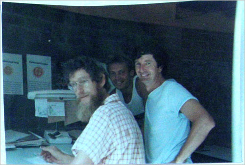  풋풋한 80년대 모습. 왼쪽부터 맥스, 로버트 탭, 제프 영. 베리 굿맨이 빠졌네. 제프를 뺀 나머지 3인은 현재도 크리스탈워터스에 살고 있다.
