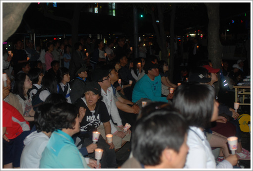 제주시청 어울림마당에서는 매일 저녁 촛불문화제가 열리고 있다. 6월 2일 저녁에는 주최 단체 없이 시민들이 자발적으로 참여하여 자리를 채웠다.