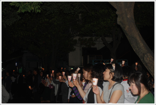 문화제에 참여한 시민들이 촛불을 들고 지나가는 시민들에게 동참해줄 것을 호소했다.