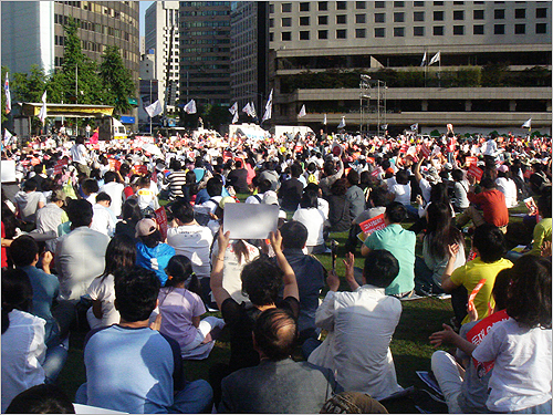 지난 토요일(31일) 오후 4시, 서울시청 앞에서 열리고 있는 미국산 미친소 수입 반대와 대운하 반대, 이명박 탄핵 집회