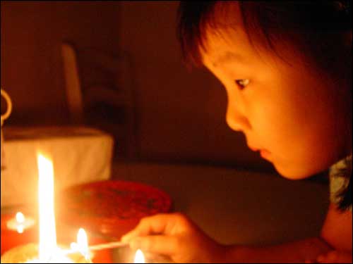 촛불을 밝히는 아이의 마음속에는 어떤 생각이 들어 있을까요?