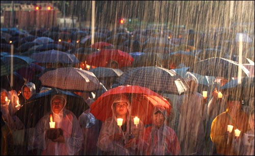 쏫아지는 빗속에서도 꽃다발 대신 촛불을 든 애국적 시민들의 결연함을 보라. 