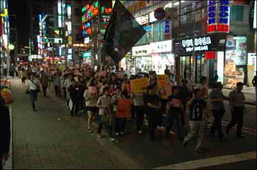  창원시민 500여명은 3일 저녁 상남동 상가거리를 행진하고 있다.