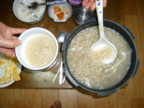 아내는 내게 식혜를 맛보라며 한그릇 퍼주었다. 아내가 해주는 식혜는 맛있다.