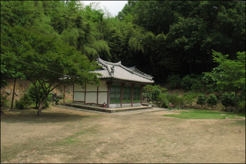 산성의 동남쪽에 자리 잡은 보명사. 앞쪽 건물이 관음전, 뒤쪽 지붕만 살짝 보이는 건물이 삼성각이다. 