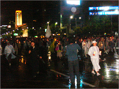 서울시청 앞에서 경찰청 쪽으로 거리시위를 하고 있는 시민, 학생들