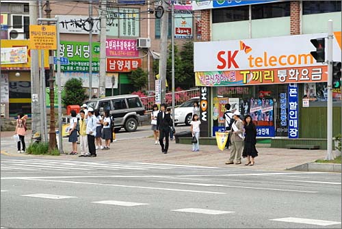 공무원들은 이른 아침부터 동원되고. 이른 아침 출근길에 난데 없이 '캠페인 복장'을 하고 선 공무원들이 교통안전 지킴이 노릇을 하고 있습니다. 사진 찍기에 여념이 없는 것으로 보아 하루 이틀 후면 언제 그랬냐는 듯 사라질 풍경입니다.