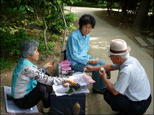  해송과 동백나무가 우거진 동백섬 산책로에서 막내 누님이 만들어온 '쑥개떡'과 '송편', '찐계란'을 먹으며 잔치집에서도 느낄 수 없는 풍요를 느낄 수 있었습니다. 