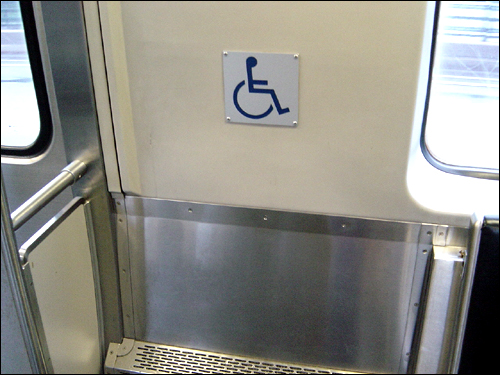 버스, 지하철, 전차, 기차 등 모든 교통 수단에는 휠체어를 고정시킬 수 있는 공간이 마련된다. 한국의 지하철에도 휠체어 공간이 늘어나고 있지만, 지하철에 승차하기 전까지 거쳐야 하는 거리와 건물의 장애물 문제를 해결하기 위해서는 아직 갈 길이 멀다. 사진은 보스턴시 지하철 내부.