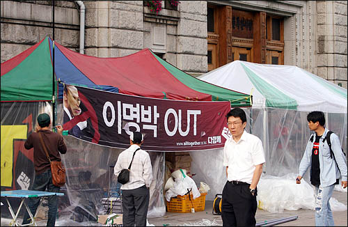  5일 미국산 쇠고기 수입 반대 72시간 릴레이 농성이 예정돼있는 서울 시청 앞에 철야농성에 대비한 천막들이 즐비하게 늘어서 있다.