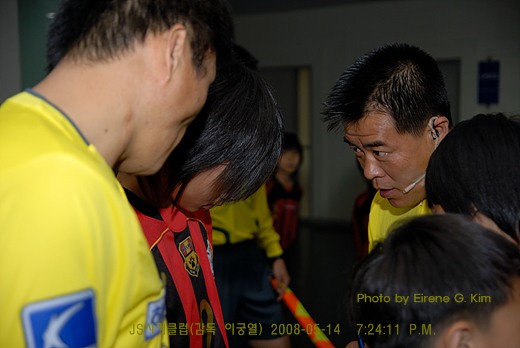 심판이 JS사커클럽 한 축구꿈나무에게 관심 입장식 직전 주심은 한 축구꿈나무의 몸(체격)을 보더니 깊은 관심을 보이며 인적사항을 파악한다.