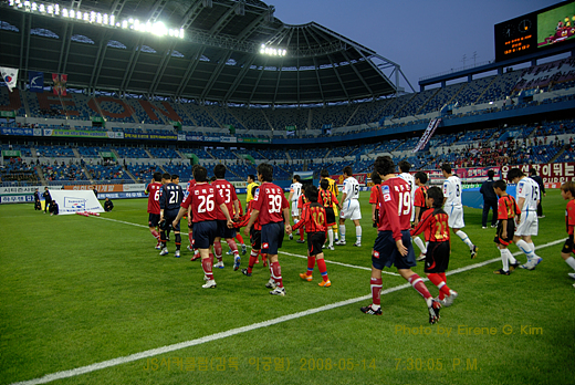 에스코팅하는 JS사커클럽 축구꿈나무들은 오랜 시간을 준비하며 대기한 후, 드디어 대전과 대구의 프로선수들 손을 잡고 그라운드를 밟는다.