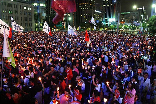 5일 저녁 서울시청앞 광장에서 열린 광우병위험 미국산쇠고기 반대 29차 촛불집중문화제에 참석했던 수만명의 시민, 학생들이 서울광장~명동~종각을 행진한 뒤 세종로 네거리에 집결해 있다.
