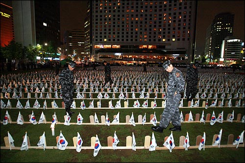 5일 저녁 서울시청앞 광장에 대한민국 특수임무 수행자회가 북파공작원 추모제를 한다며 태극기와 위패를 설치해 놓았다.