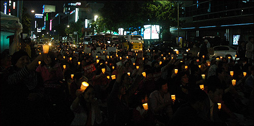  5일 광주 금남로 촛불을 들고 모인 시민은 약 1000명에 달했다. 특히 이날 집회에는 청소년은 거의 눈에 띄지않고 성인들이 참가자들의 80%에 달햇다.