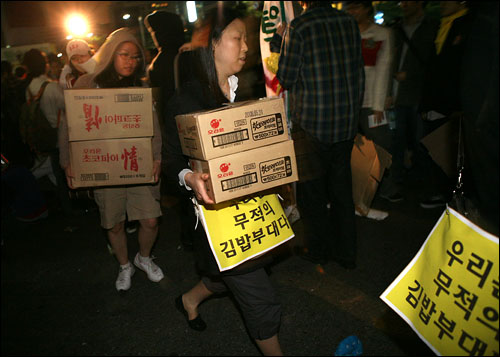 6일 새벽 촛불집회 참가자들을 지원하기 위한 김밥 초코바 등 음식물이 도착하고 있다. 이 음식물은 디시인사이드 음식갤러리 및 미주의 한인 주부들이 보낸 것.