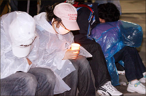 미국산 쇠고기 수입에 반대하며 서울 세종로 사거리에서 밤새 농성을 벌인 시민들이 6일 아침 길바닥에서 새날을 맞이하고 있다.