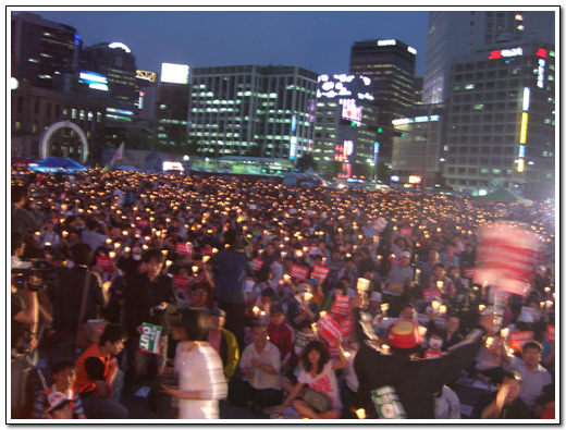 시청 앞 광장서 밀려 나 대한문을 중심으로 도로에서 열린  72시간 촛불 릴레이 집회