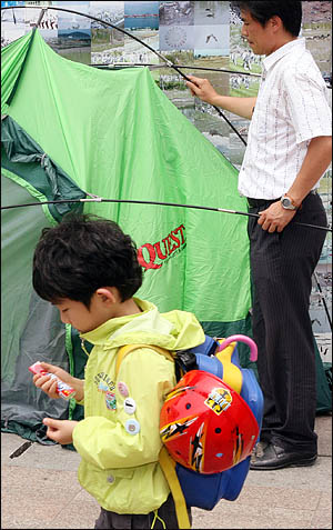 미국산 쇠고기 수입반대 72시간 릴레이 농성이 열리고 있는 서울시청 앞 광장. 6일 아침 이 곳에 천막을 치는 사람이 있는가 하면 우산과 화이바를 챙겨나온 초등학생도 눈에 띈다.  
