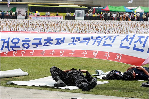 광우병 위험 미국산 쇠고기 반대 촛불집회가 열리던 지난해 6월 6일 대한민국 특수임무 수행자회 회원들이 서울광장에 북파공작원 추모제를 한다며 위패 7천여개를 설치한 뒤 낮잠을 자고 있다.