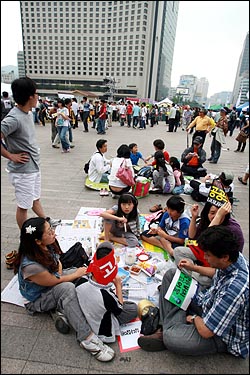 미국산쇠고기 전면 수입개방 반대 72시간 릴레이 농성 이틀째인 6일 오후 가족단위 참가자들이 서울시청앞 광장에서 도시락을 먹고 있다.