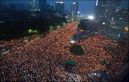  미국산쇠고기 전면 수입개방 반대 72시간 릴레이 촛불문화제 둘째날인 6일 저녁 촛불문화제가 서울 시청앞 덕수궁부터 세종로네거리까지 학생과 시민들이 가득 채운 가운데 열리고 있다.