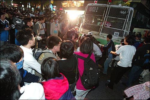 미국산쇠고기 수입 전면개방 반대 72시간 릴레이 농성 두번째날인 6일 밤 서울 세종로네거리에서 시민, 학생들이 청와대로 향하는 골목을 막고 있는 경찰버스에 밧줄을 걸어서 끌어내고 있다.