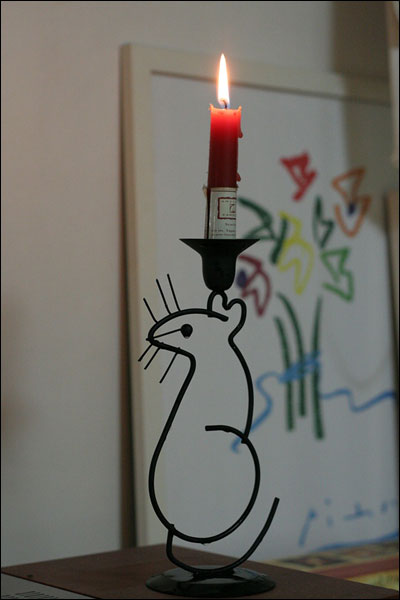 오마이뉴스 실황중계를 보고있습니다. 뛰쳐나가고싶은 마음은 굴뚝같지만 아쉽게도 집에서 재택촛불로 여러분들을 지지합니다. 촛불을 받들고 있는 쥐군입니다. 제가 이뻐라하는 쥐군촛불이지만...오늘 국민을 위해 희생하겠습니다. 오늘 반성없는 누군가를 대신해 눈물을 흘리며 촛불을 떠받들고 있습니다. 우리 모든 촛불들 화이팅하시기 바랍니다~.