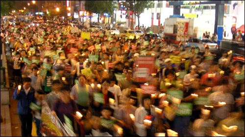 시민들이 대전 중앙로를 행진하고 있다. 